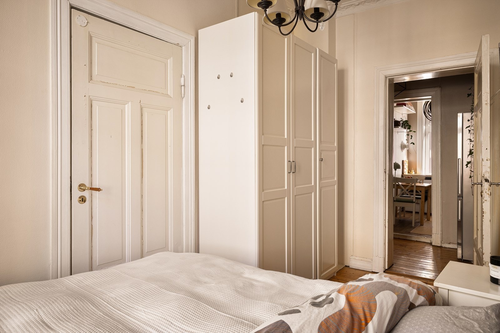 Soverommet har adkomst fra både gangen og stuen (døren fra stuen er avstengt). Galleribilde