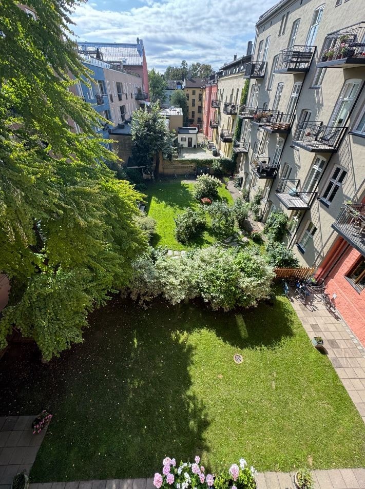 Det er to sykkelparkeringer i bakgården, samt to sittegrupper som kan benyttes (en av de ved vinduet til denne leiligheten). Galleribilde