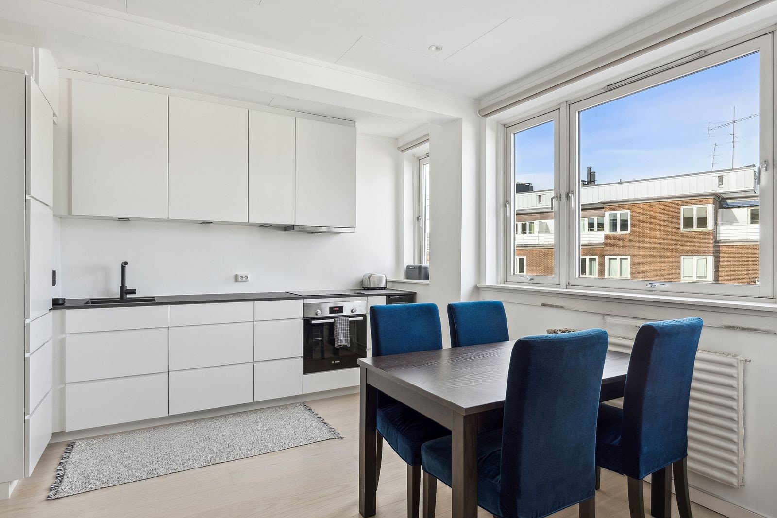 Moderne kjøkken med integrerte hvirevarer. Galleribilde