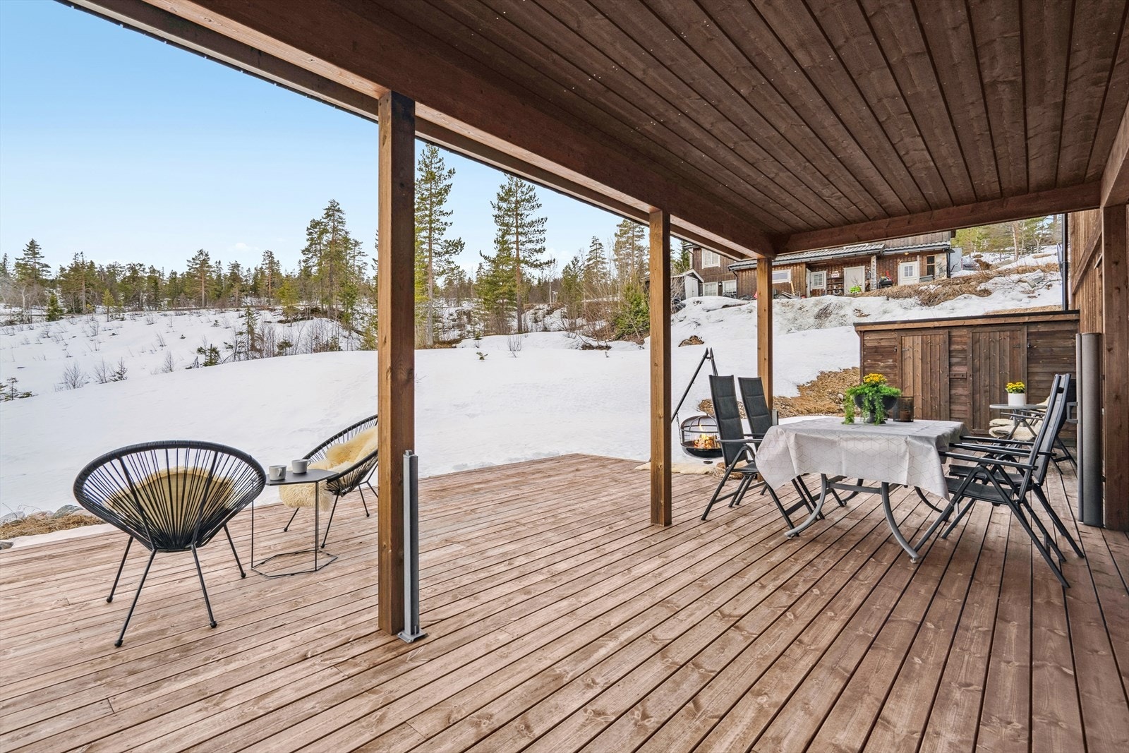 Bod med to dører i ende av terrasse medfølger leiligheten Galleribilde