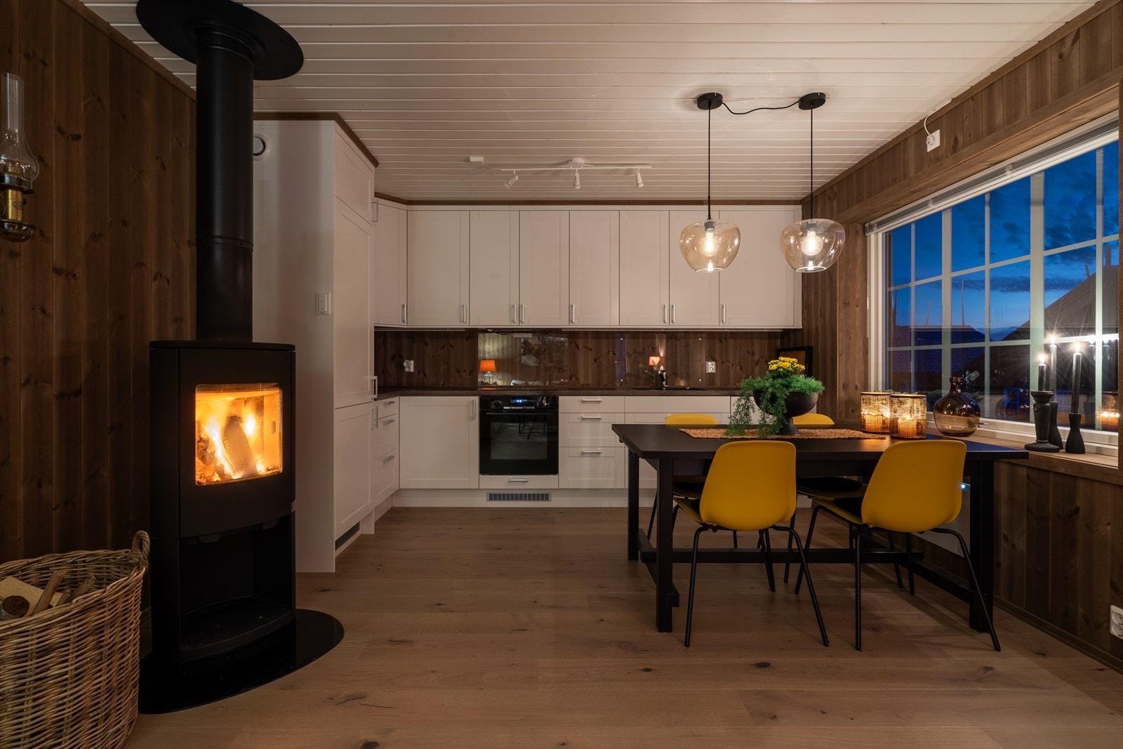 Peisovnen varmer godt på kjølige kvelder. Galleribilde