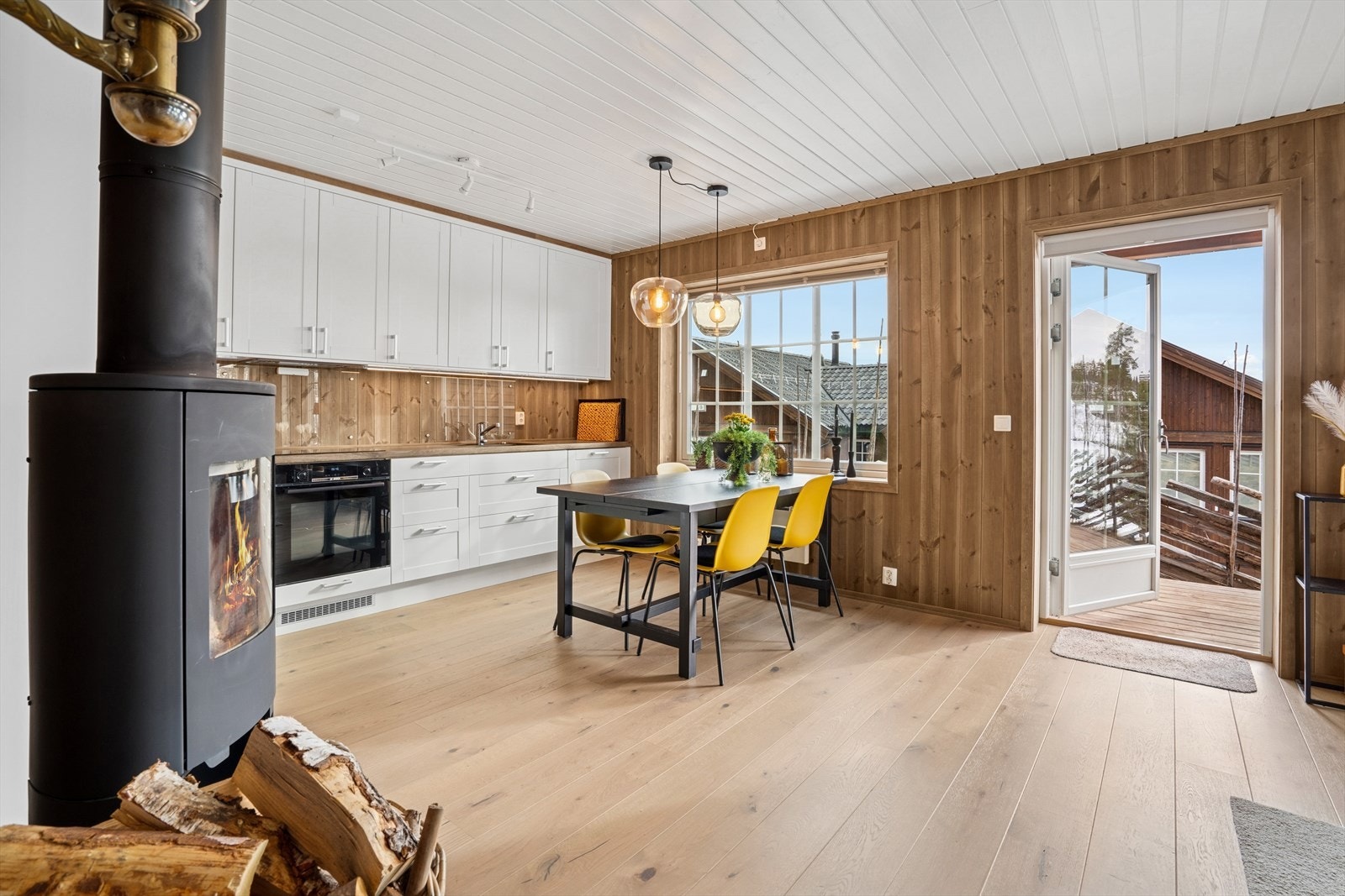 Kjøkkenet har integrerte hvitevarer som oppvaskmaskin, stekeovn, kjøl/frys og platetopp. Galleribilde