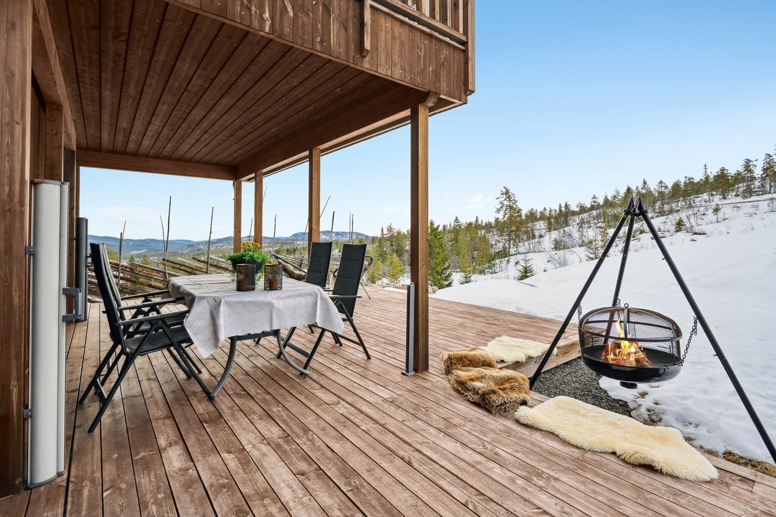 Leiligheten har utgang til en delvis overbygget terrasse på hele 54 kvm. Galleribilde