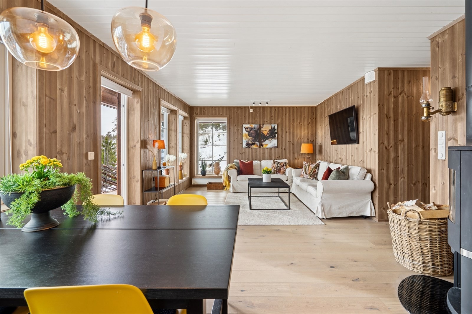 Her er det gode møbleringsmuligheter med plass til både sofa og spisebord. Galleribilde