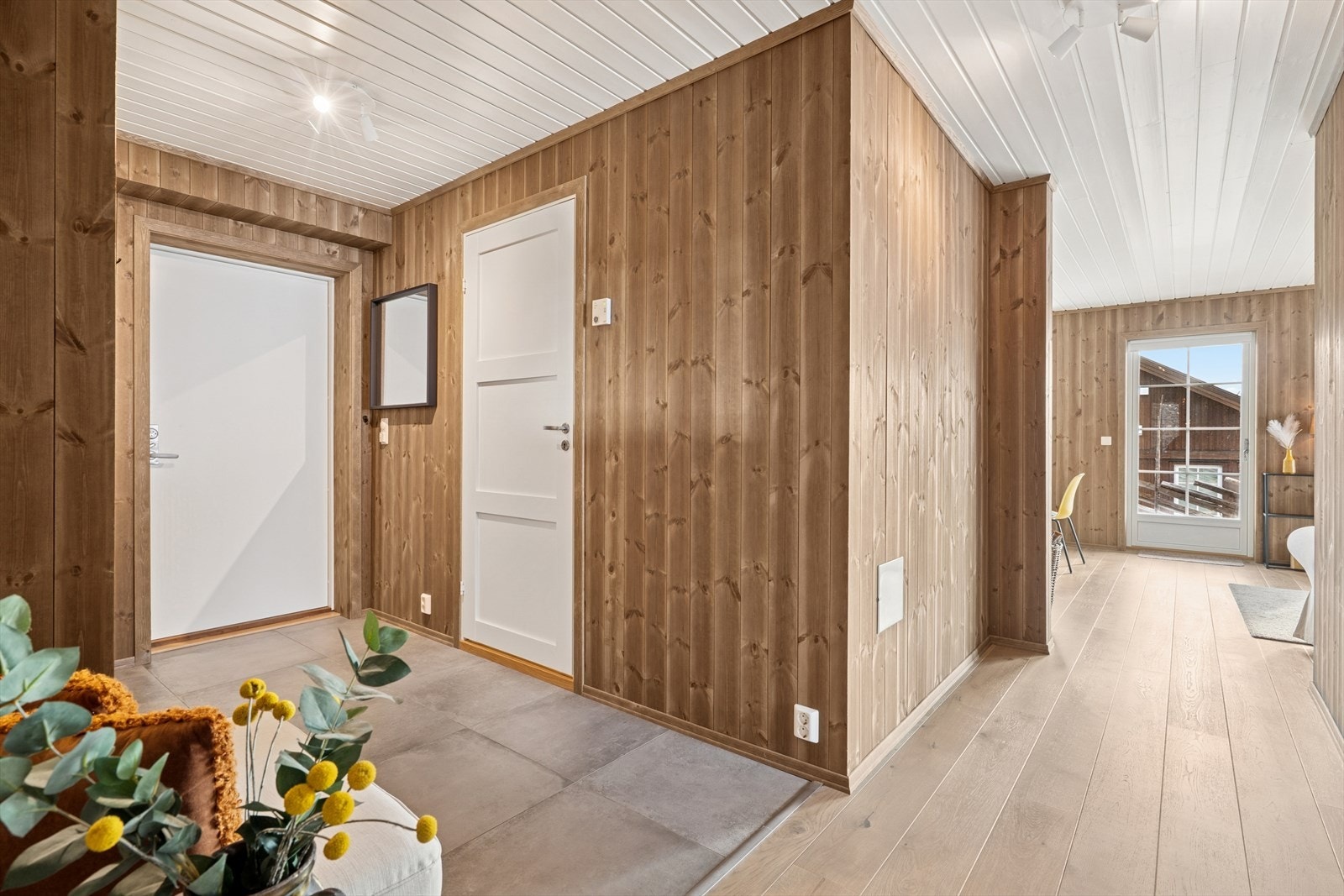 Man ønskes velkommen i en flislagt entré med plass til å henge fra seg. Galleribilde