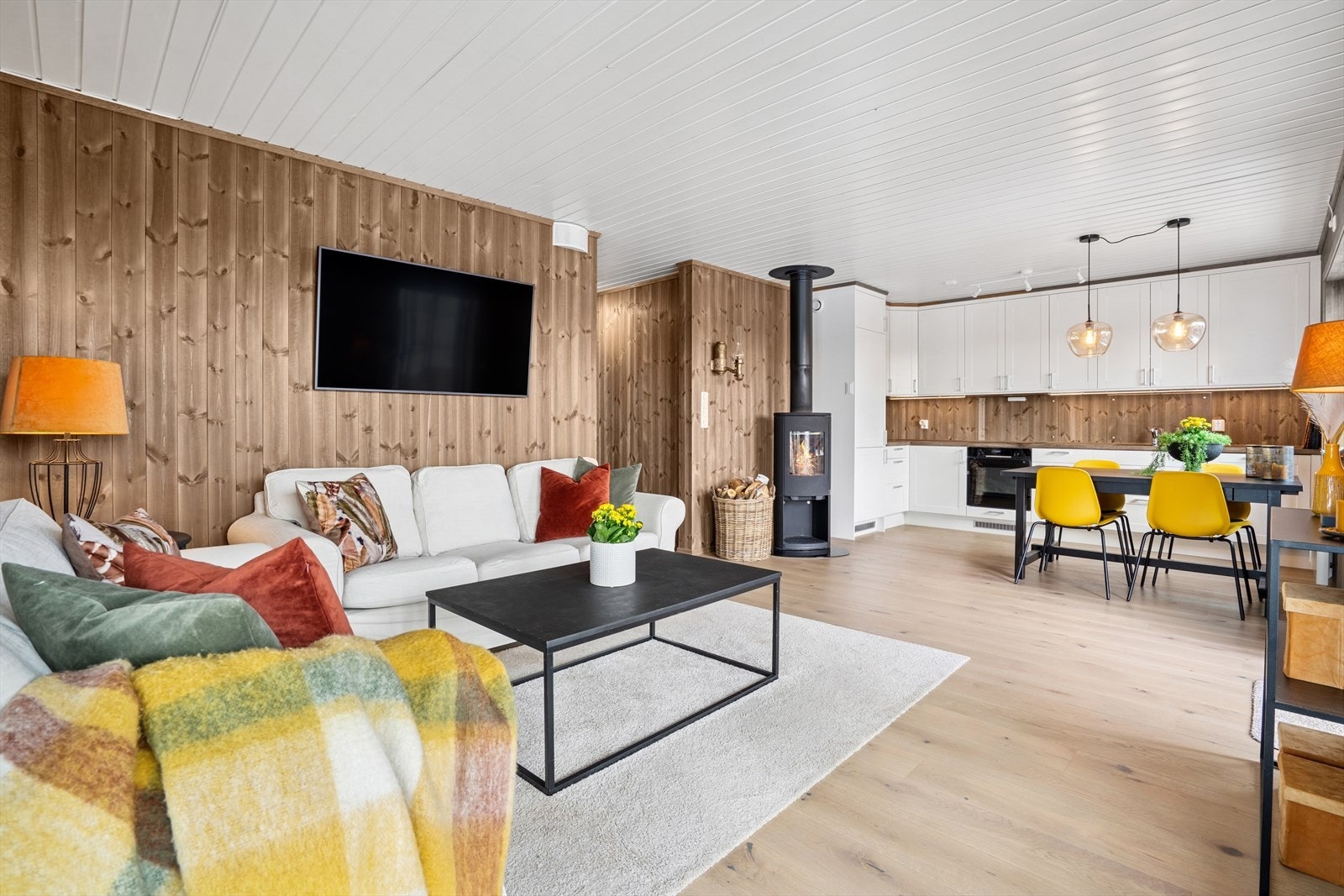 Kjøkkenet ligger i åpen og sosial løsning mot stuen. Galleribilde