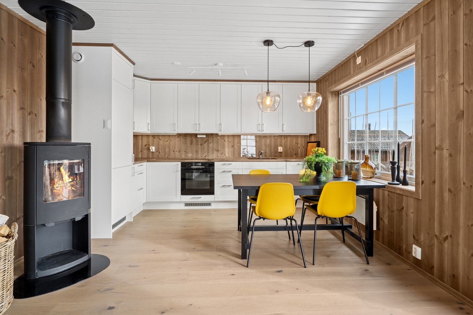 Kjøkkeninnredningen fra Epoq består av profilerte fronter, laminat benkeplate, nedfelt oppvaskkum, belysning under overskap og ventilator. Galleribilde