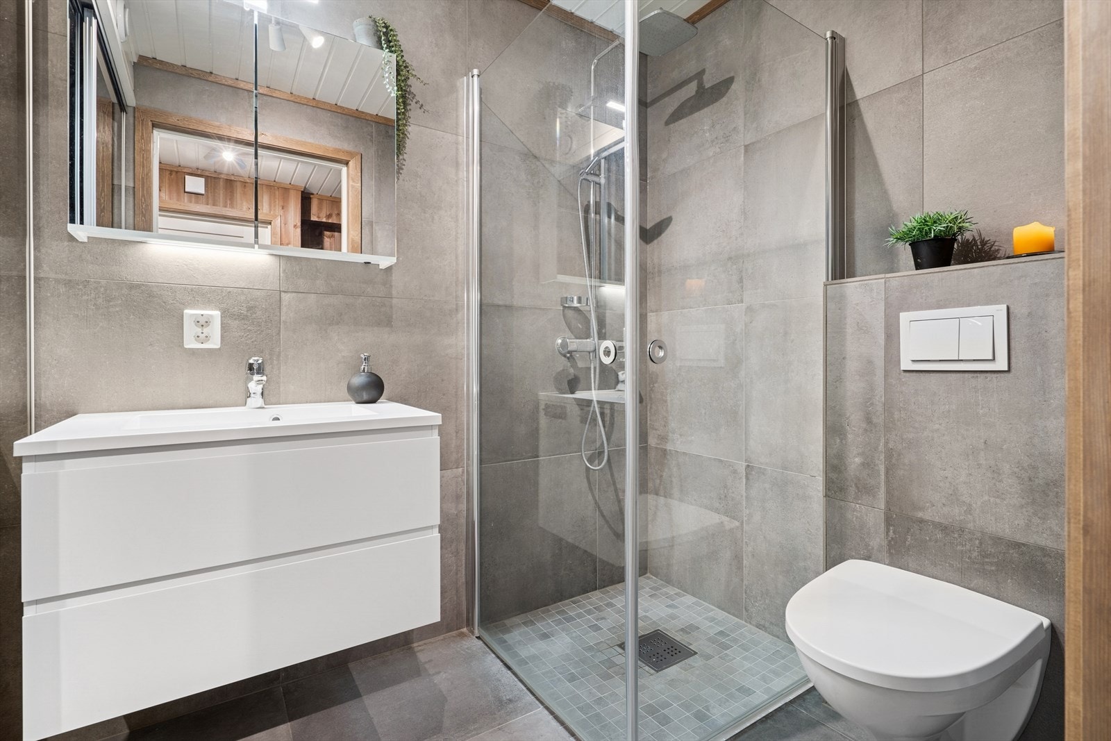 Leiligheten har et flislagt baderom med behagelig gulvvarme. Galleribilde