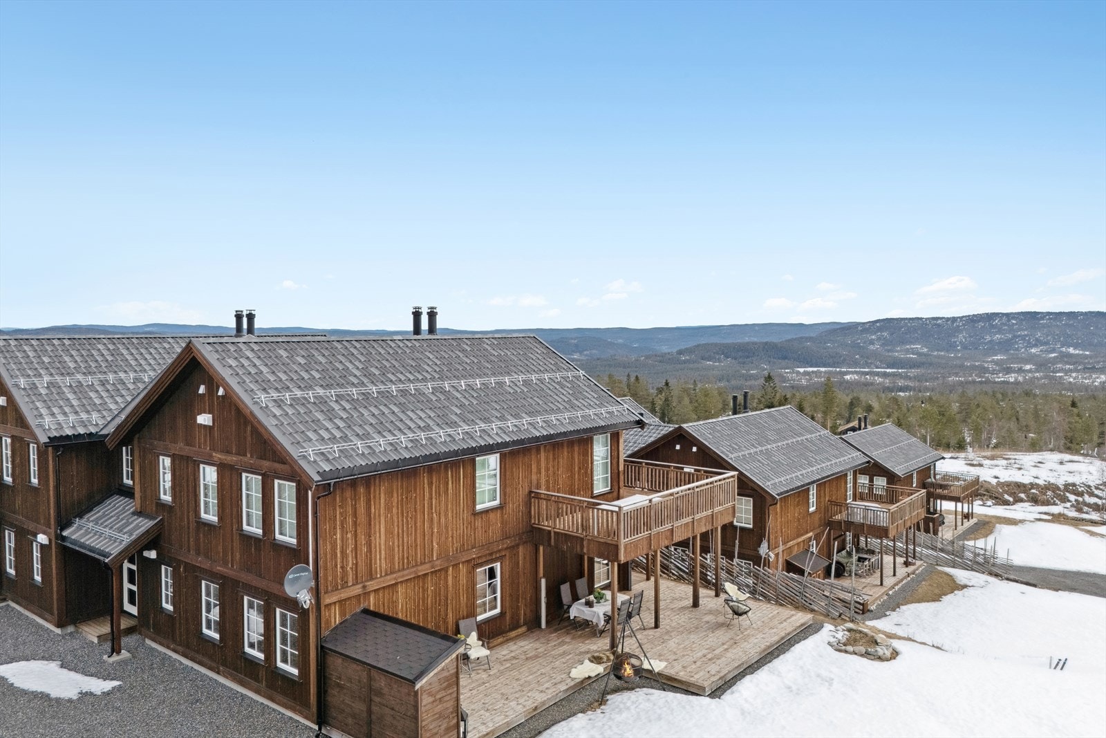 Væråssetervegen 90 er en flott fritidsleilighet i firemannsbolig med solrike uteområder, fin utsikt og fellestomt. Galleribilde