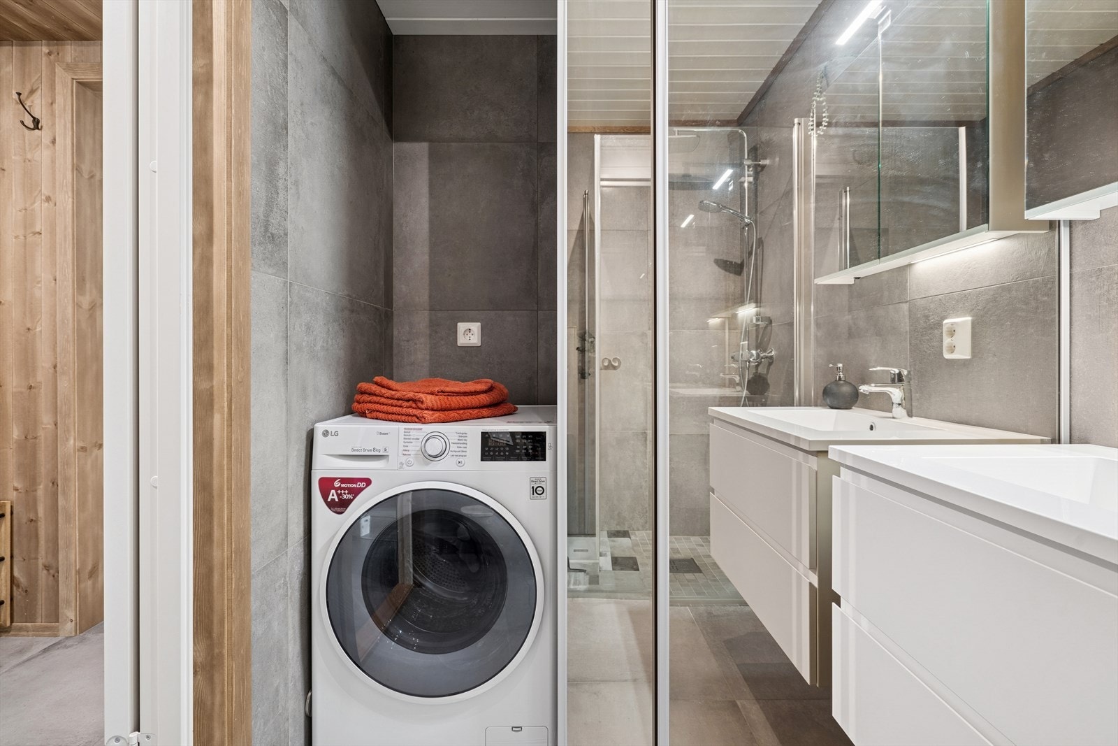 Det er også opplegg for vaskemaskin på badet. Både vaskemaskin og varmtvannsbereder skjules bak speilskyvedører. Galleribilde