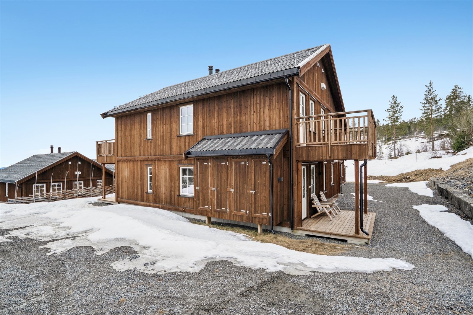 To biloppstillingsplasser pr seksjon. Utvendig skibod på yttervegg. Galleribilde