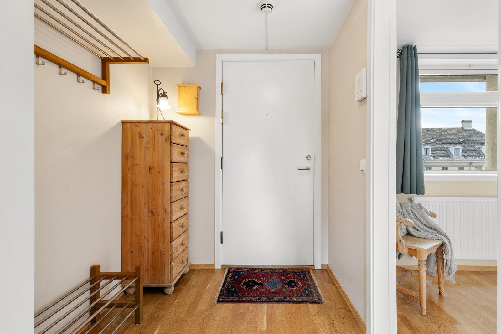 Entreen er romslig med god plass til å henge fra seg ytterjakken og lagring av sko. Galleribilde