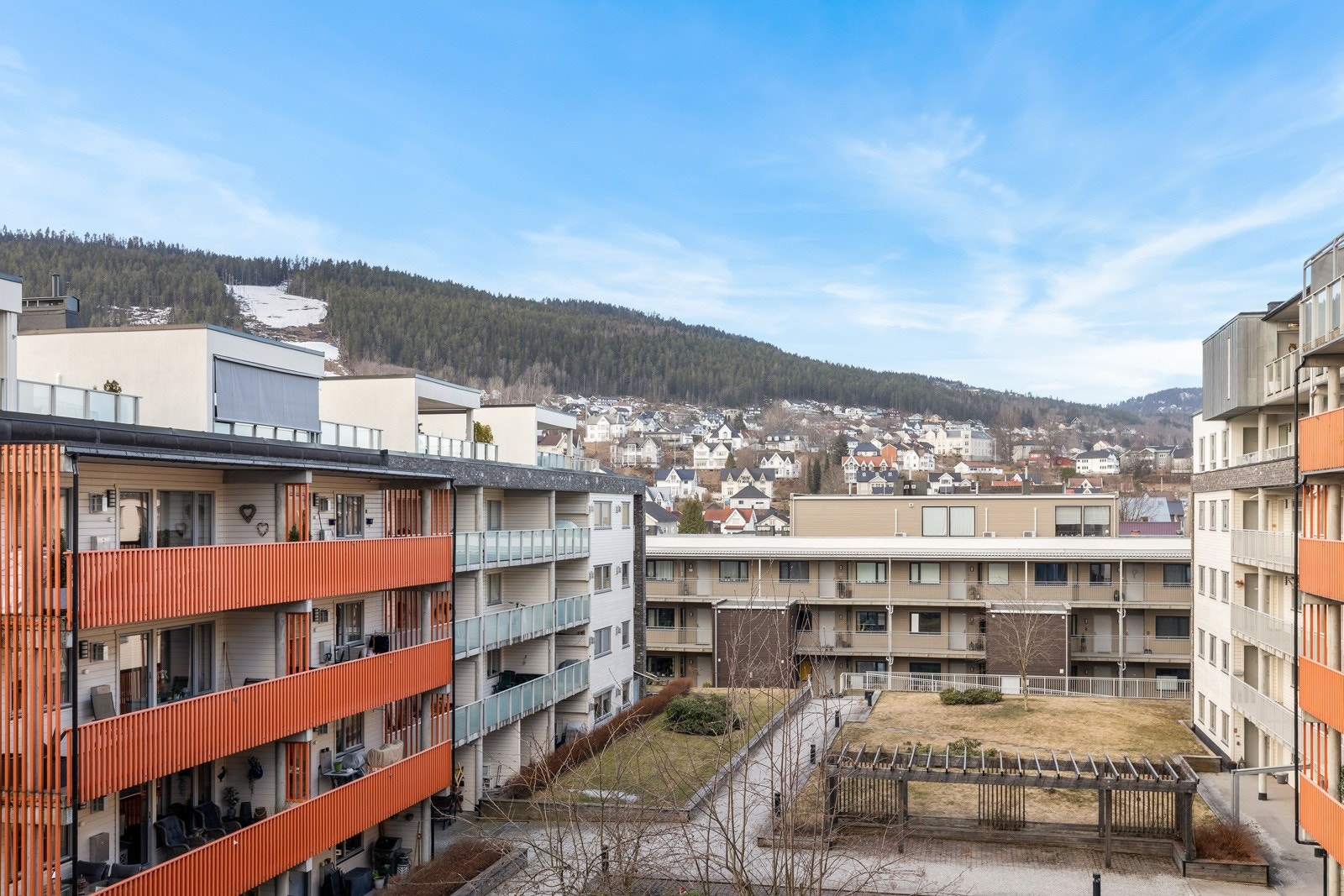 Balkongen vender inn mot atriumet, men har fortsatt flott utsikt over byen. Galleribilde