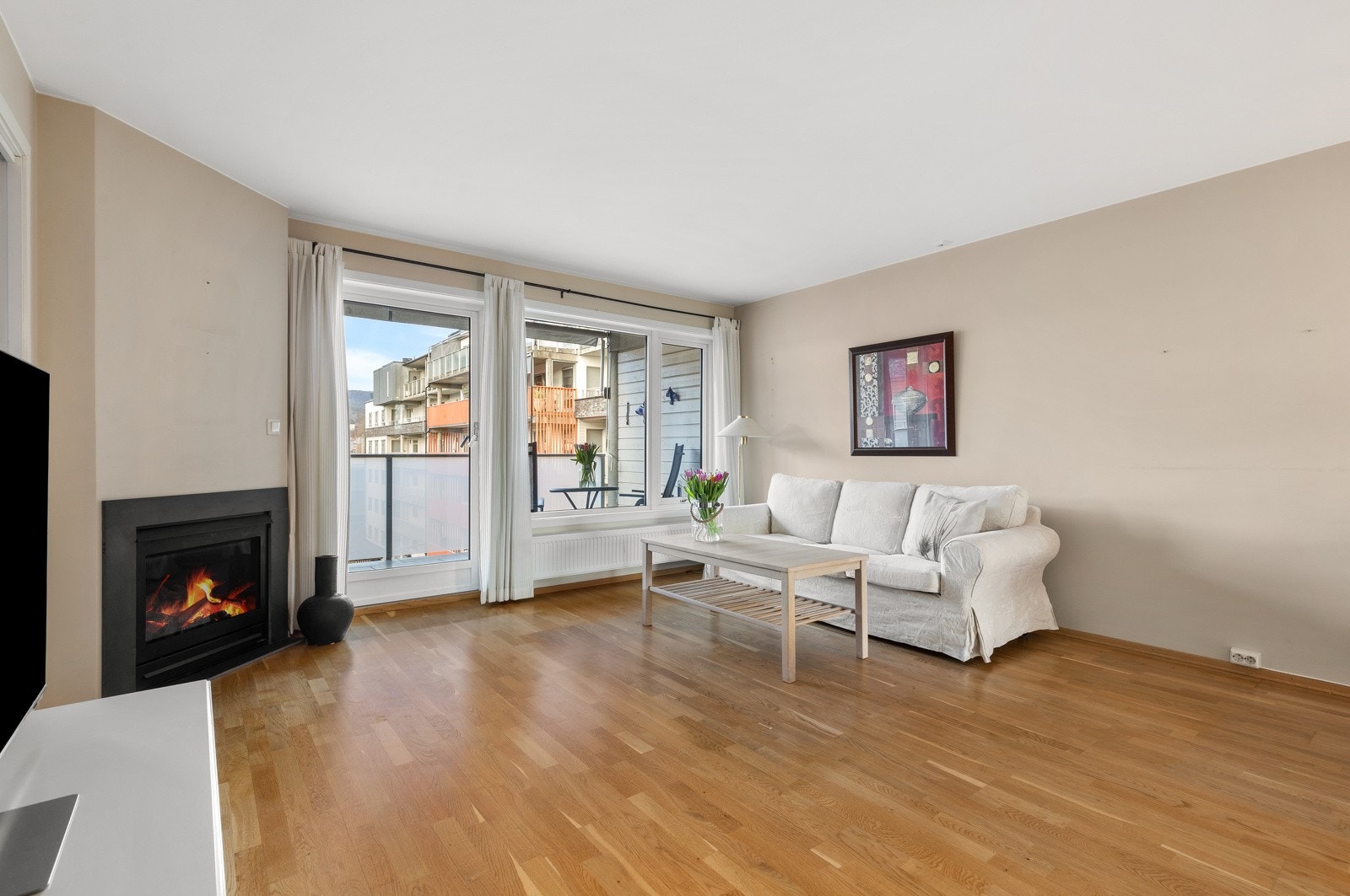 Leiligheten er fra 2009 og har lyse overflater og alt du behøver. Galleribilde