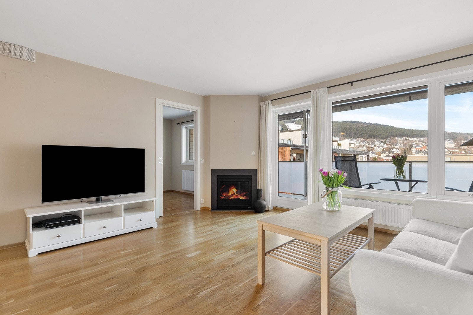 Gasspeis i stuen. Galleribilde