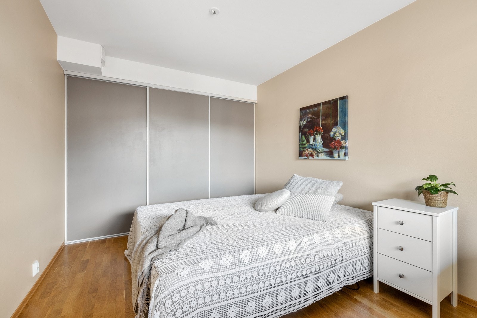 Plassbygget skyvedørsgarderobe på hovedsoverommet. Galleribilde