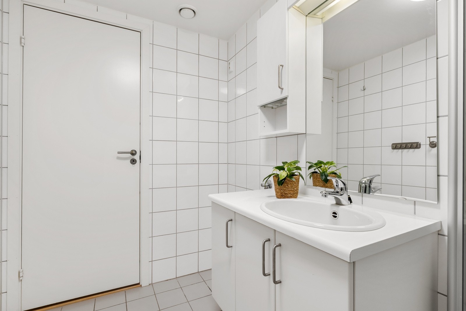 Opplegg for vaskemaskin ved siden av servanten. Galleribilde