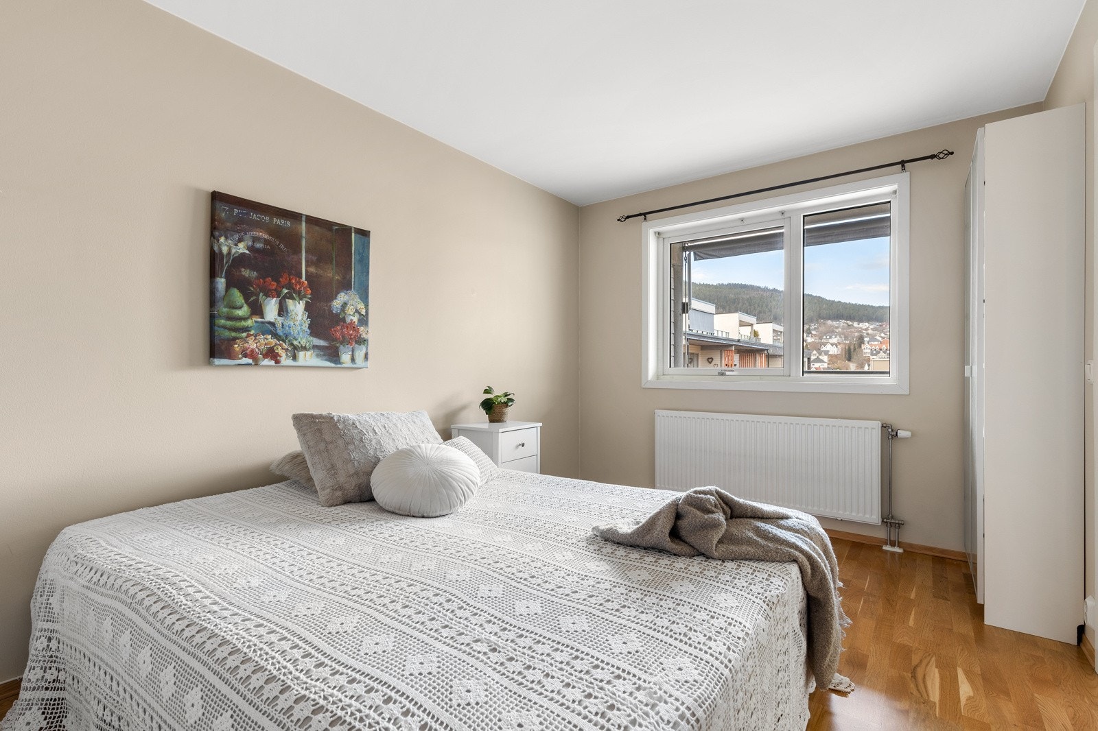 Hovedsoverommet har vindu som vender inn mot atriumet. Galleribilde