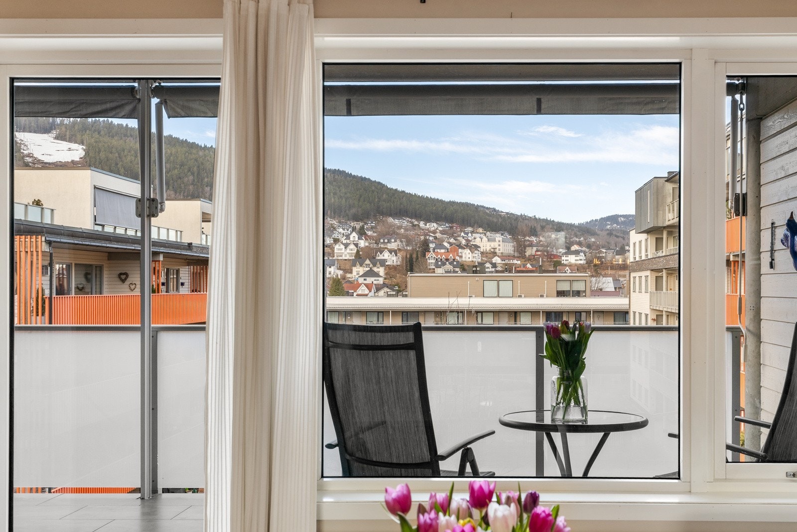 De store vinduene slipper inn lyset man trenger. Utsikten kan nytes både inne og ute. Galleribilde