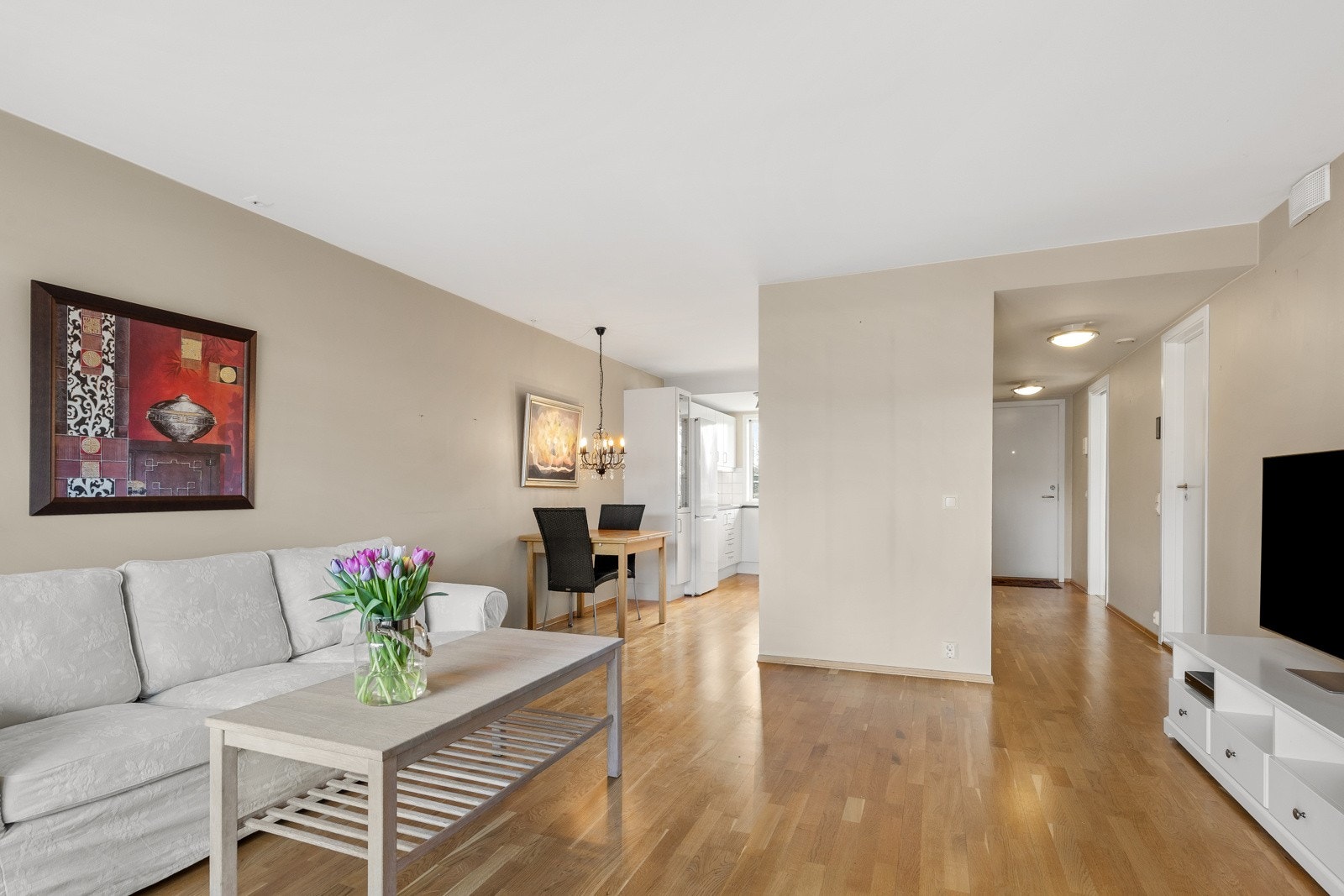 Gjennomgående leilighet med lyst interiør og romslig plass. Galleribilde