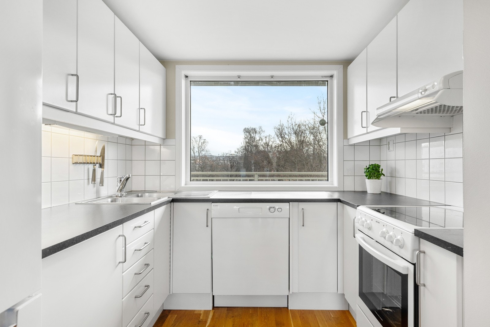 Praktisk kjøkken fra Sigdal i egen sone med innredning langs tre vegger. Galleribilde