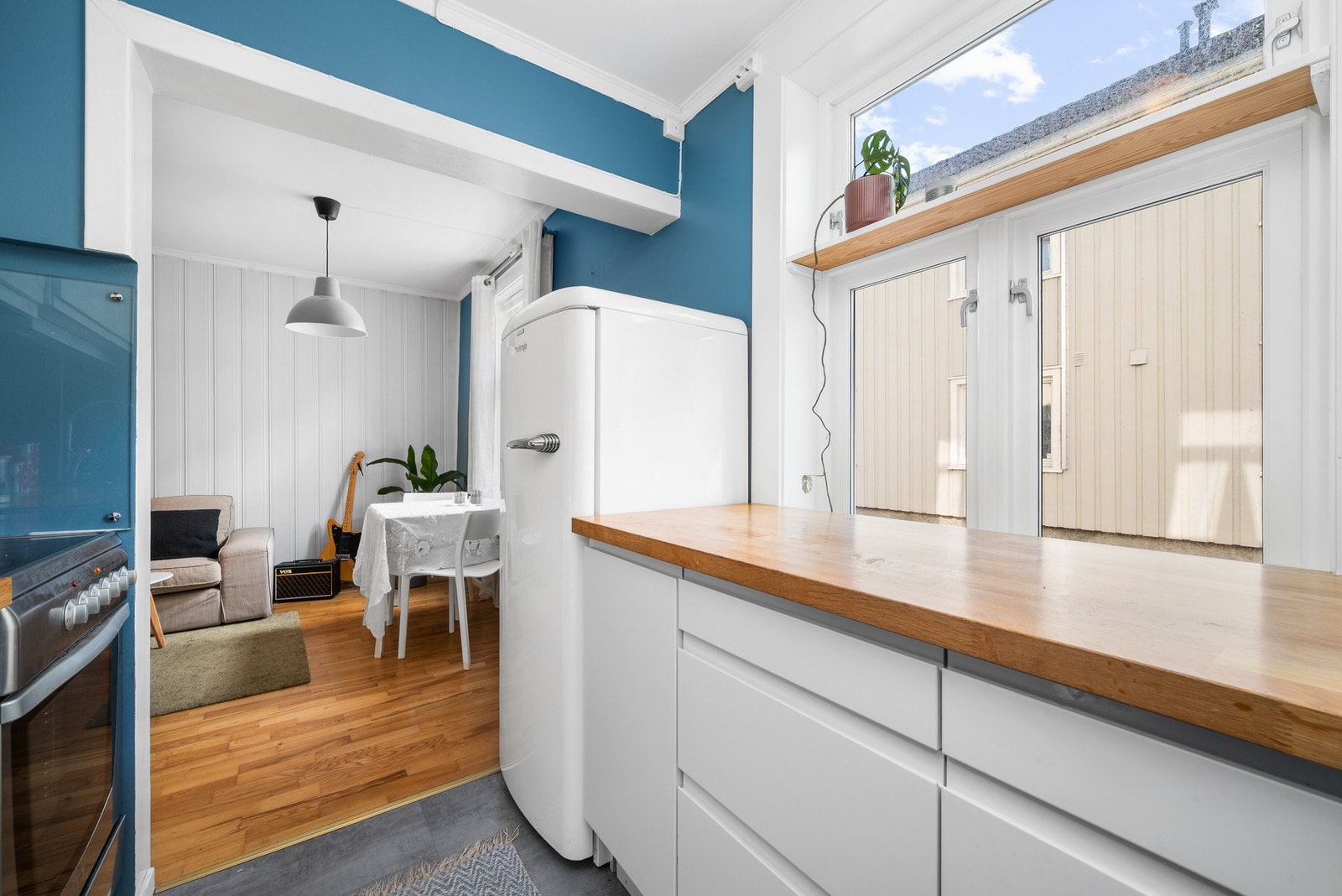 Innredningen byr på god arbeidsflyt med mye skap- og benkeplass. Galleribilde