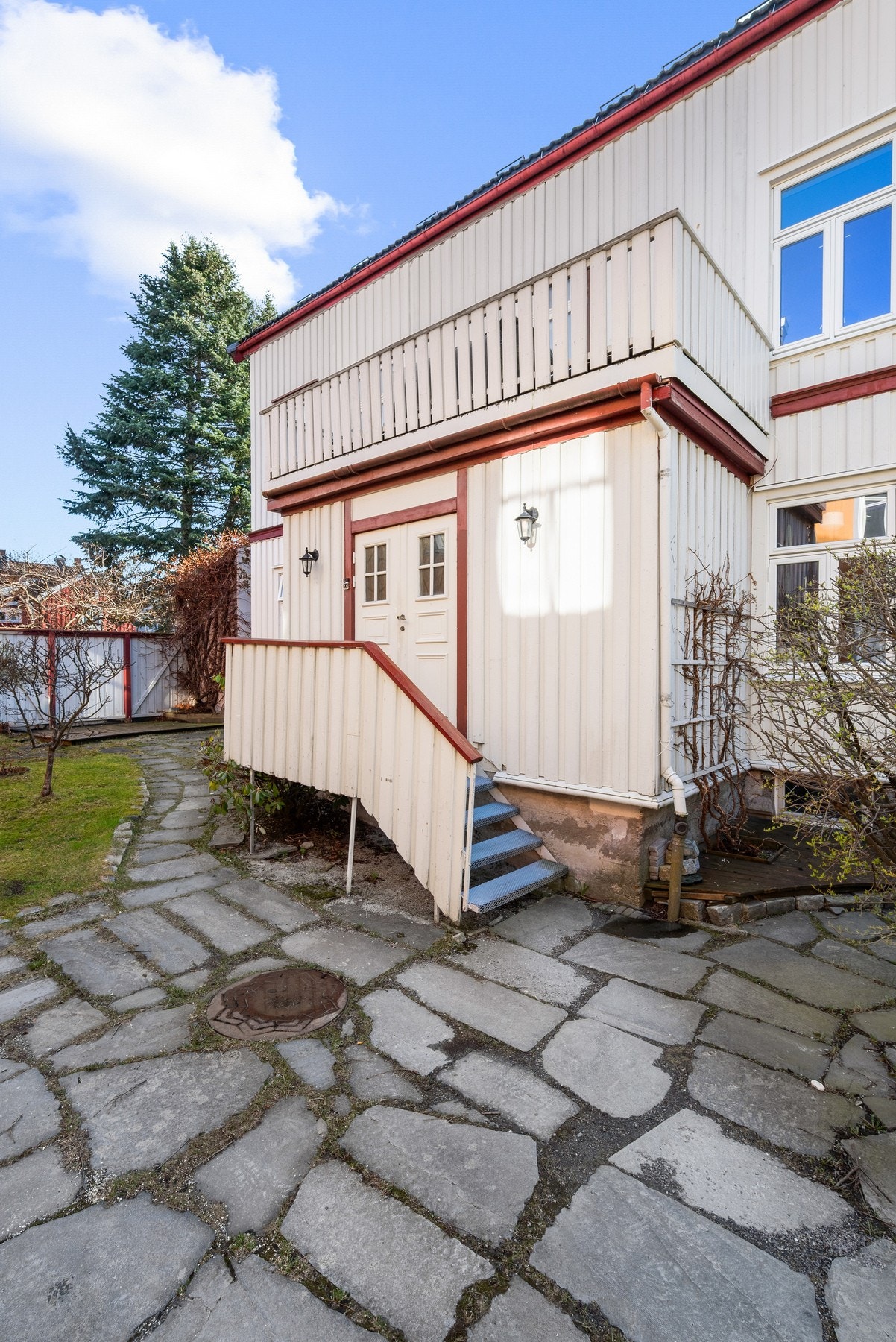 Felles uteområde er pent opparbeidet og skjermet av levegger langs to av sidene. Galleribilde