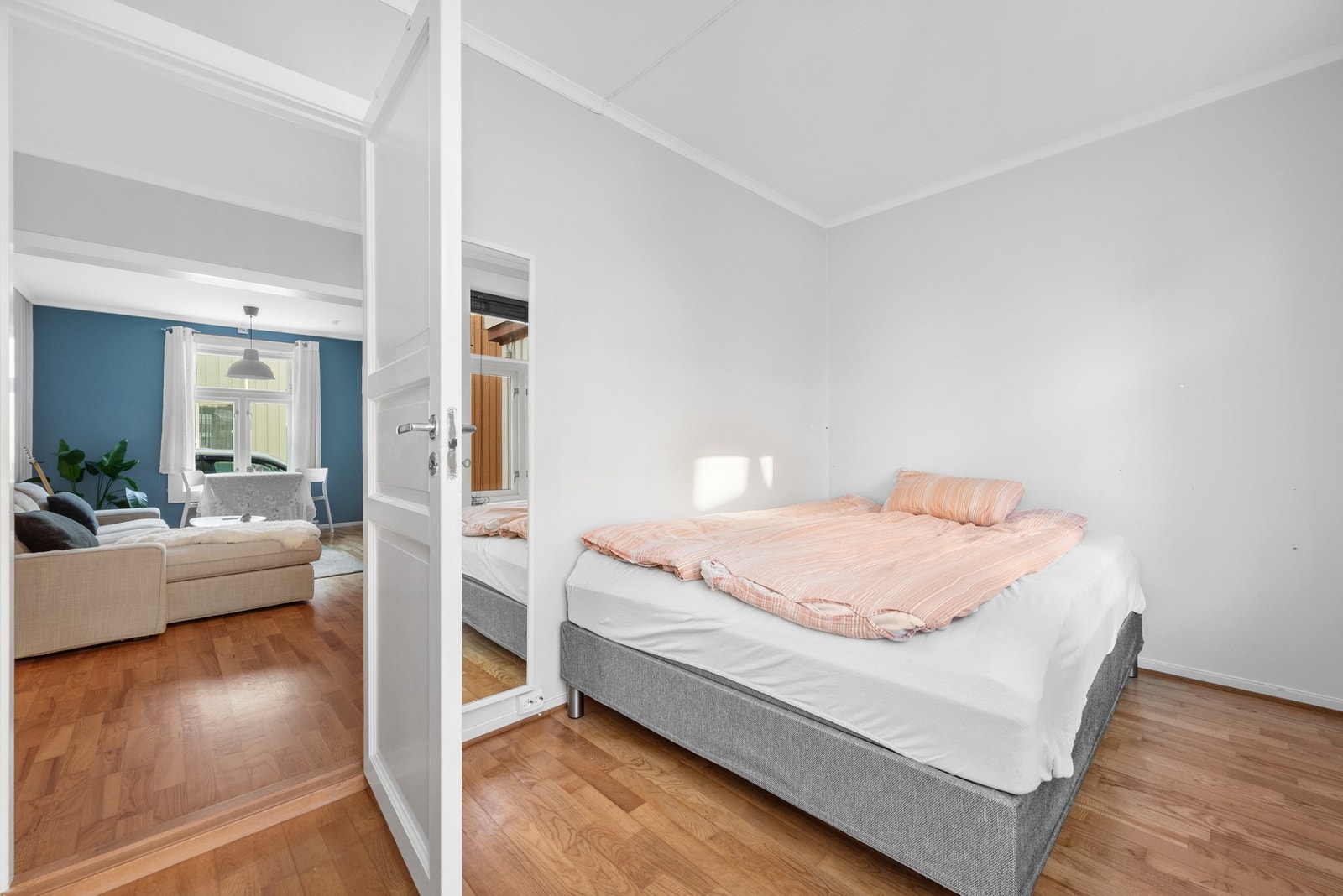Soverommet har et areal på ca. 9 kvm, som gjør det enkelt å innrede med garderobe i tillegg til dobbelseng. Galleribilde