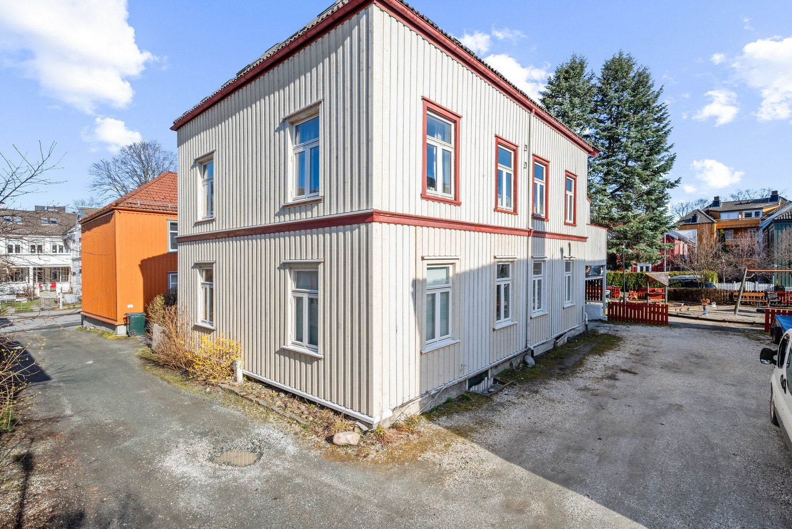 Rett utenfor tomten er det lekeplass - til glede for små beboere og besøkende. Galleribilde