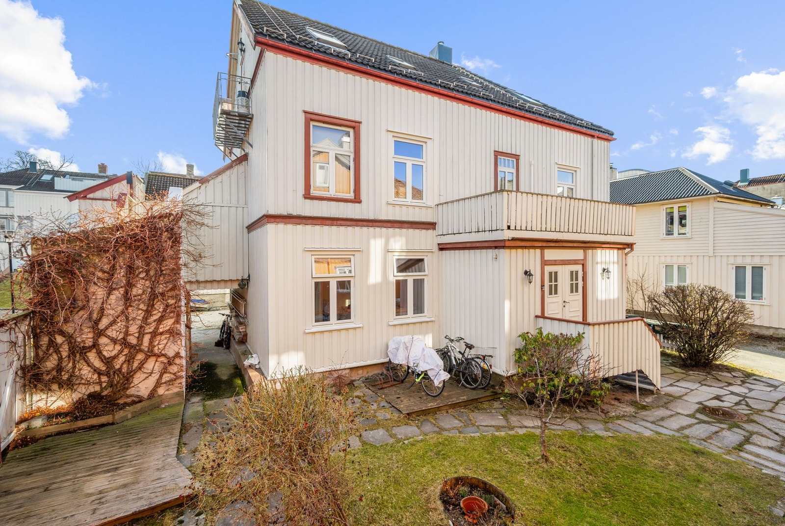 Bakklandet ligger ca. 800 meter unna, og har et rikt utvalg av hyggelig kafeer og unike butikker. Galleribilde