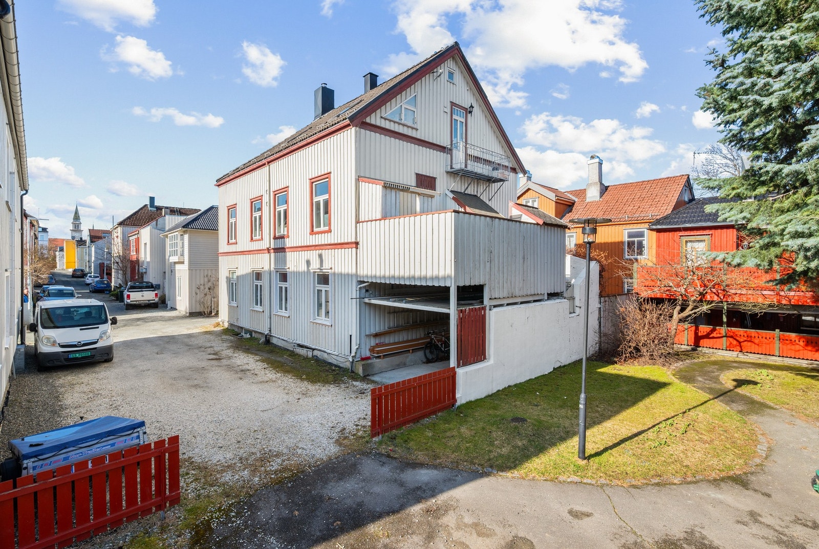 Parkering er langs husveggen eller etter områdets gjeldende bestemmelser. Galleribilde