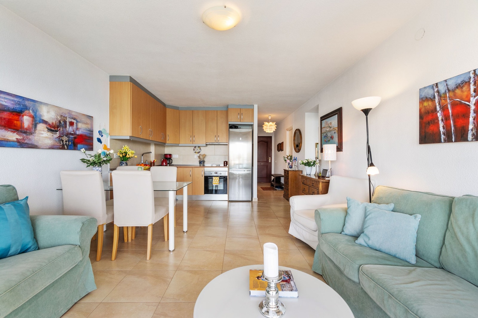 Stue med åpen kjøkkenløsning Galleribilde