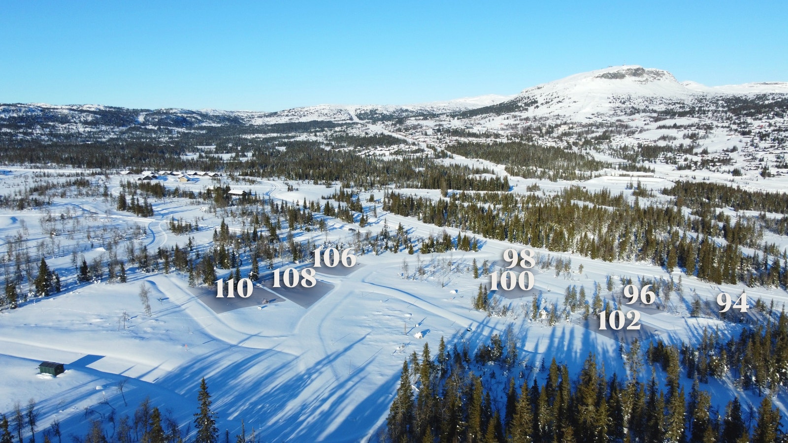 Tomtene ligger fint til i lia med fantastisk utsikt mot Skeikampen Galleribilde