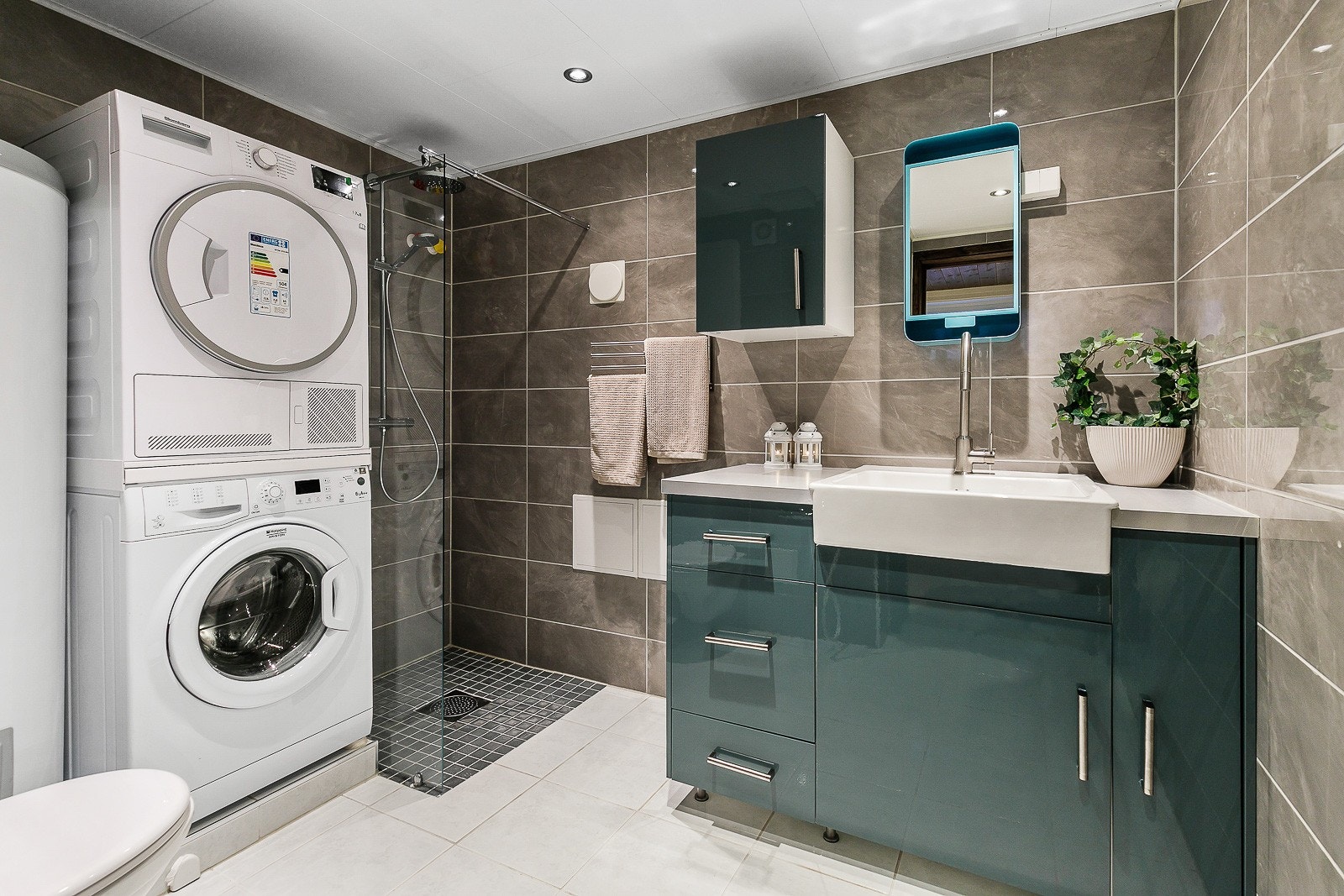 Bad i underetasjen med opplegg for vaskemaskin og tørketrommel Galleribilde