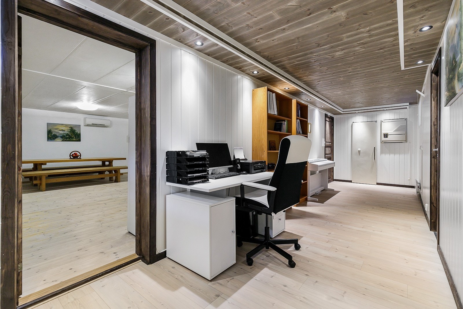 Romslig gang i kjeller Galleribilde