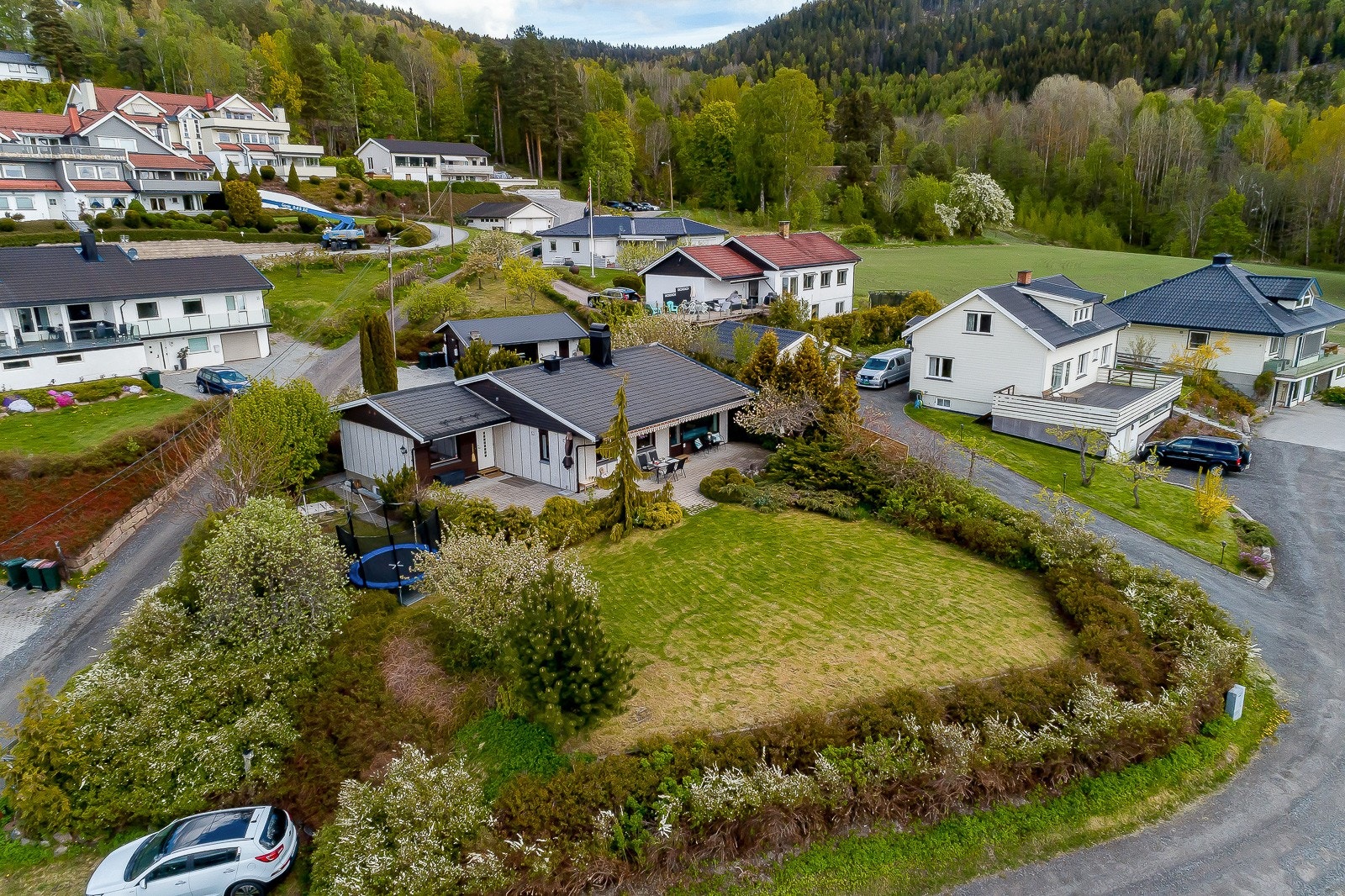 Flott tomt med stor usjenert hage Galleribilde