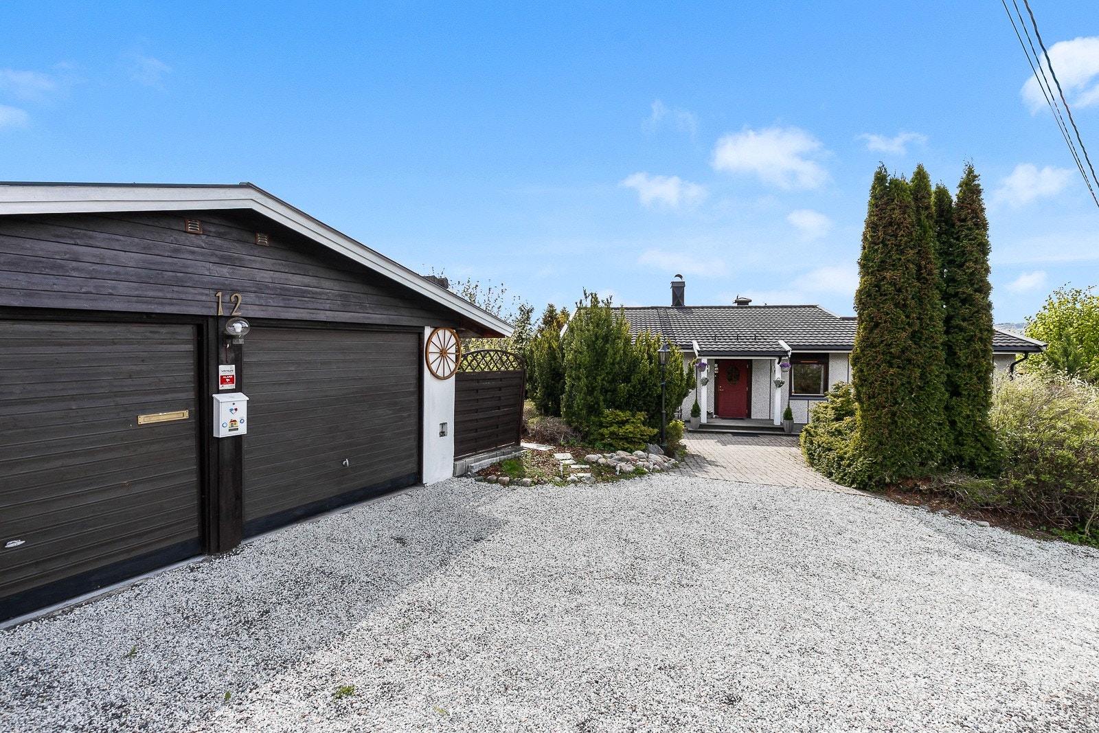 Her har du dobbelgarasje og god plass til å sette bilen i innkjørselen Galleribilde