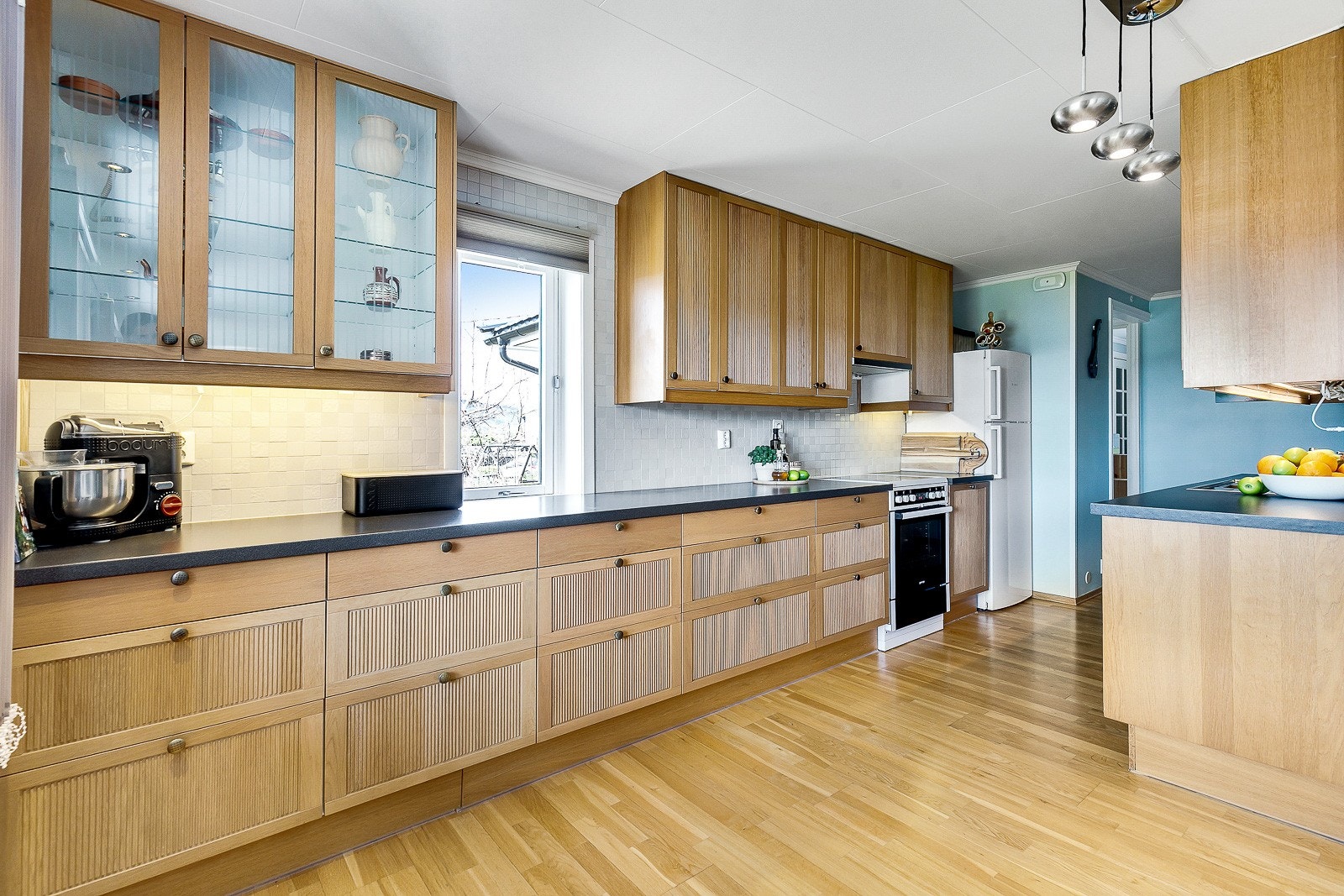 Kjøkken med rikelig skap- og benkeplass Galleribilde