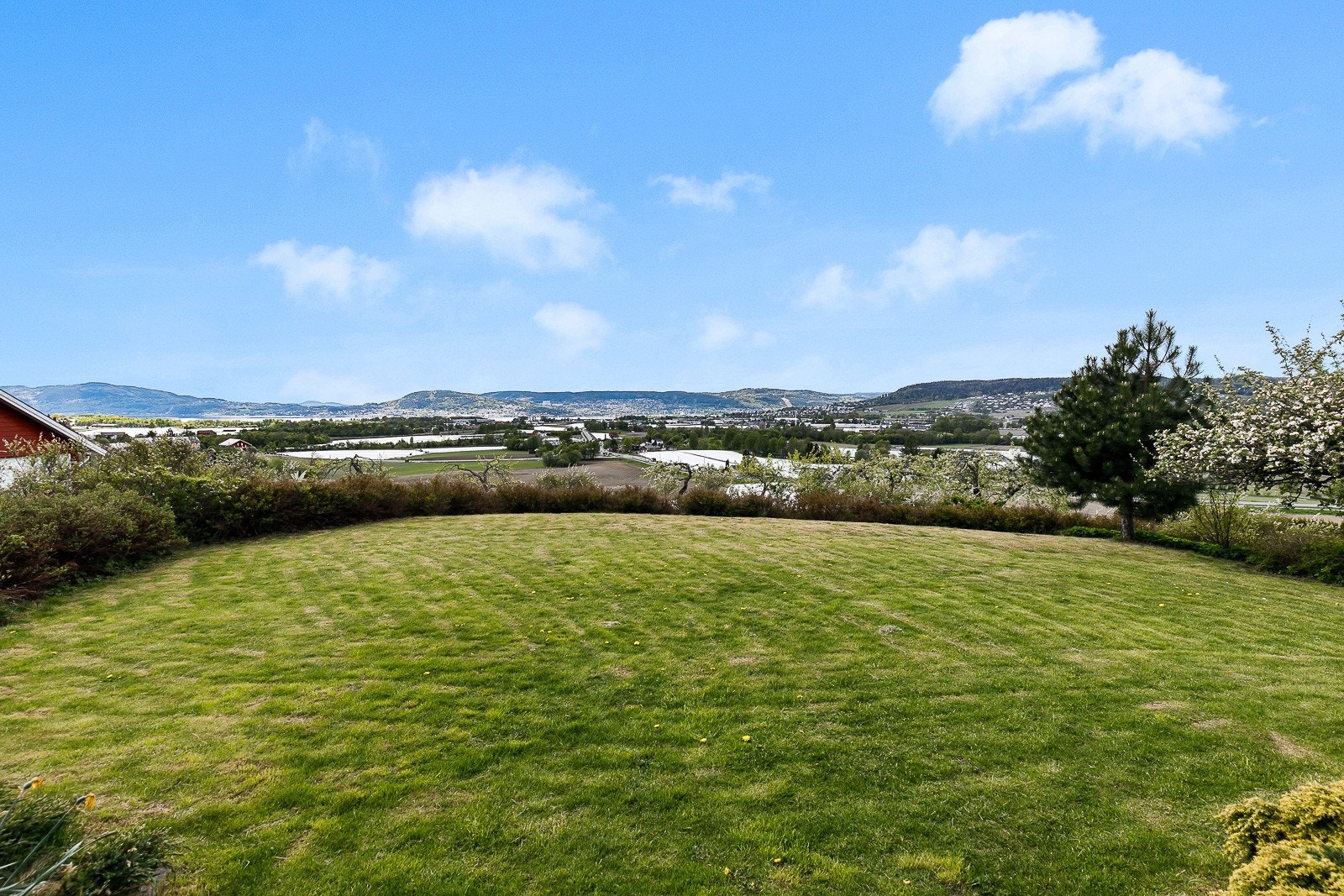 Flott hage og utsikt Galleribilde