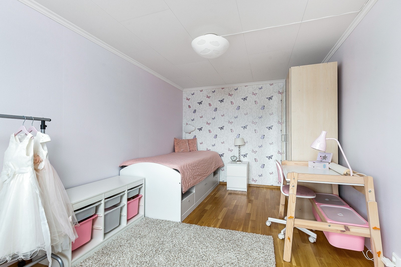 Koselig soverom med vindu mot hagen Galleribilde