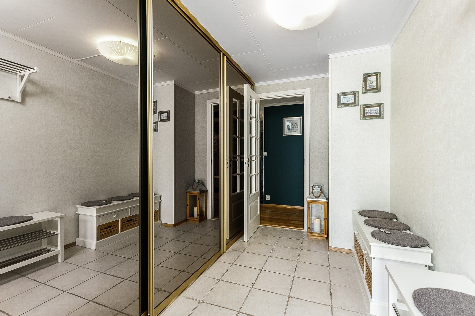 Entré med skyvedørsgarderobe Galleribilde