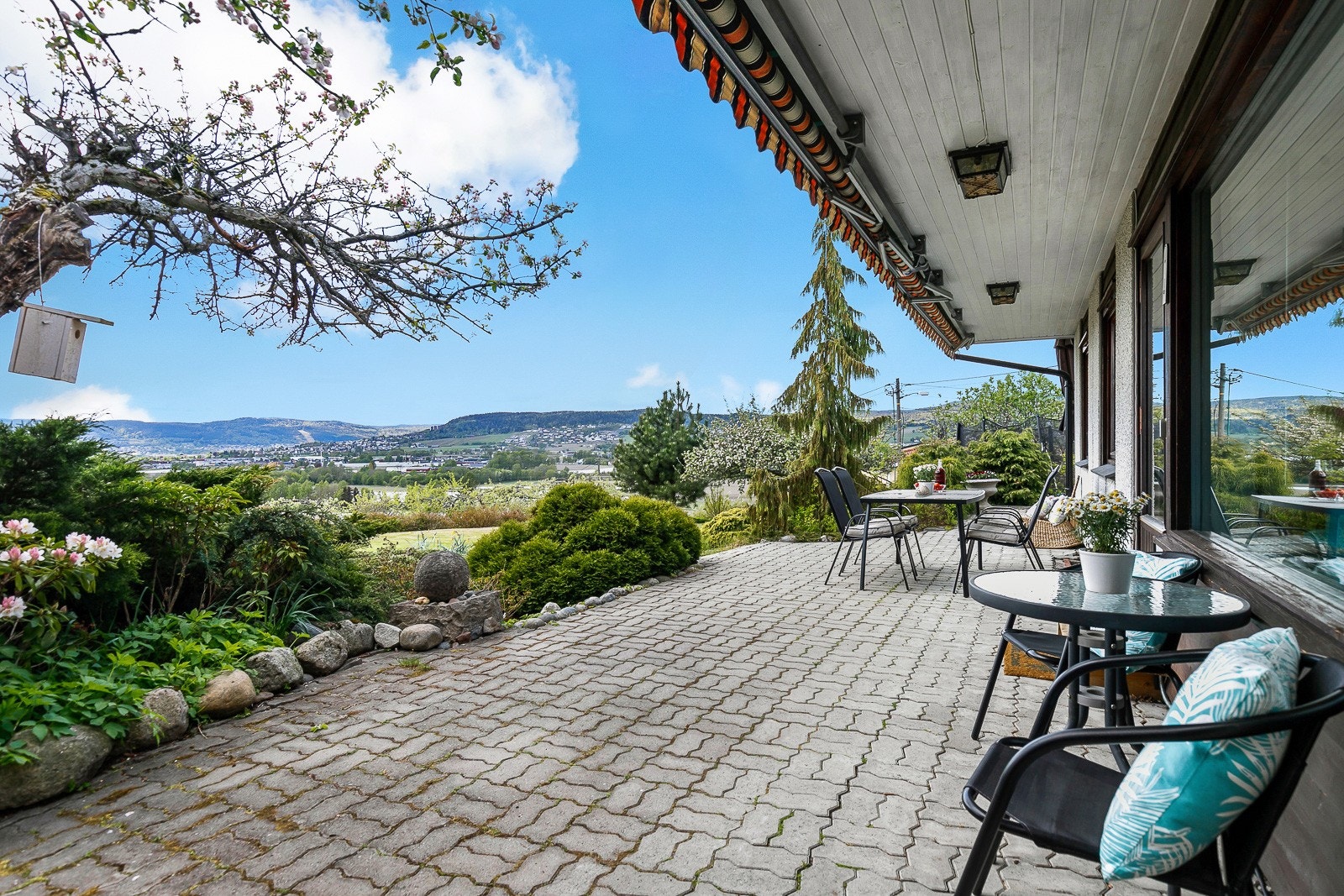 Stenbelagt uteplass med direkte ankomst til hagen Galleribilde