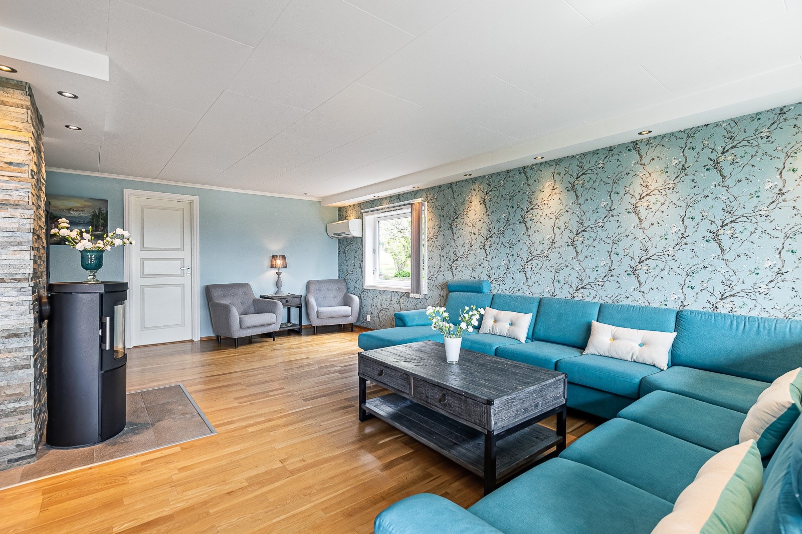 Romslig stue med flere soner Galleribilde