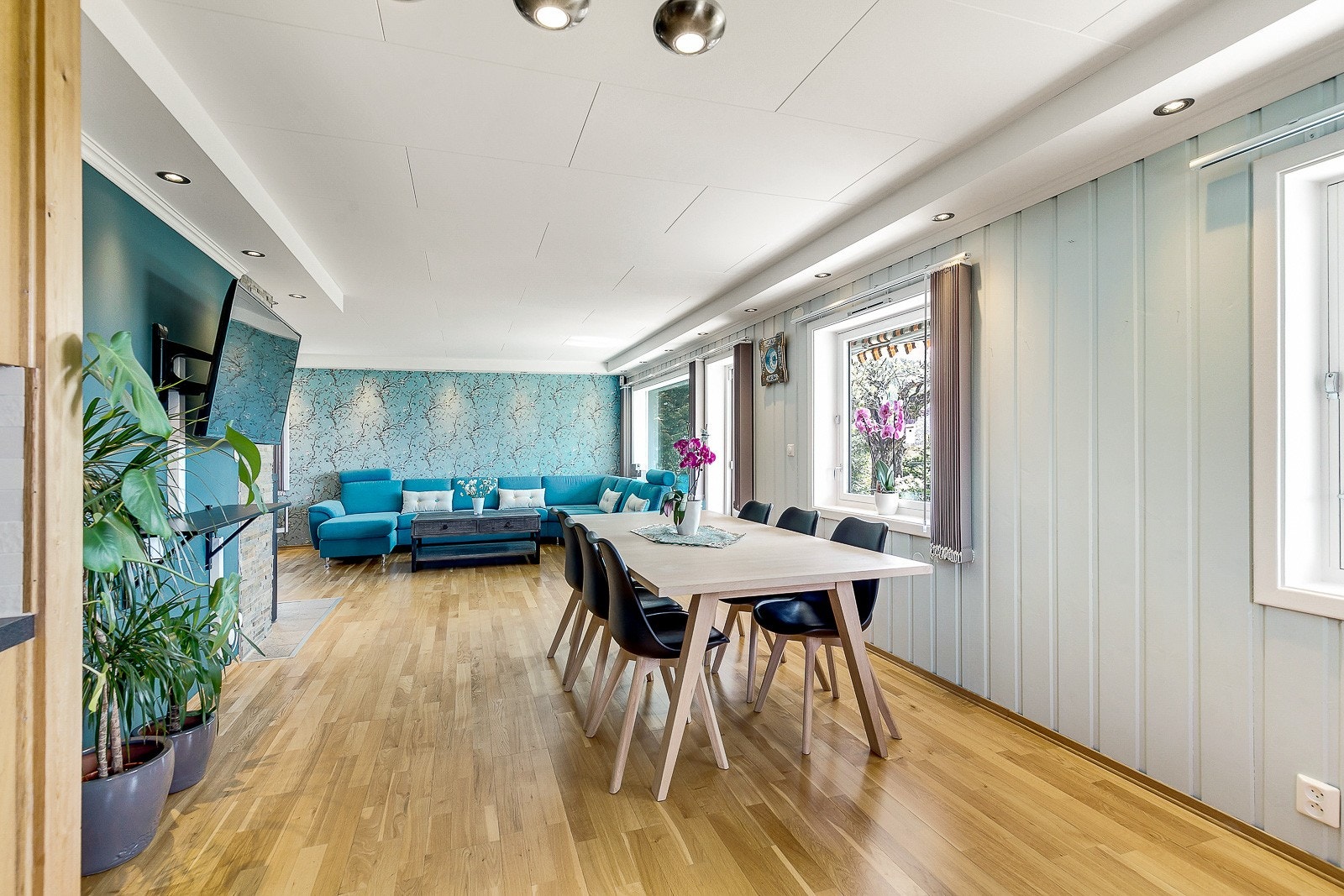 God flyt i boligens hovedetasje med åpen løsning til kjøkken Galleribilde