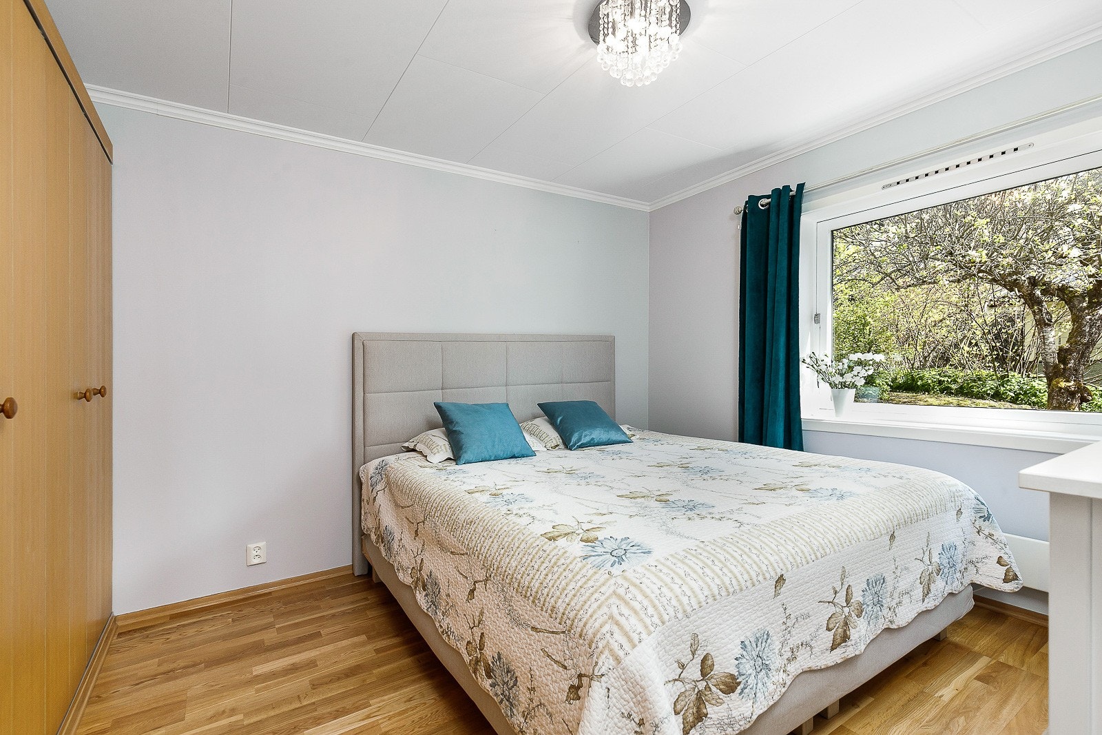 Hovedsoverom med mye skapplass Galleribilde