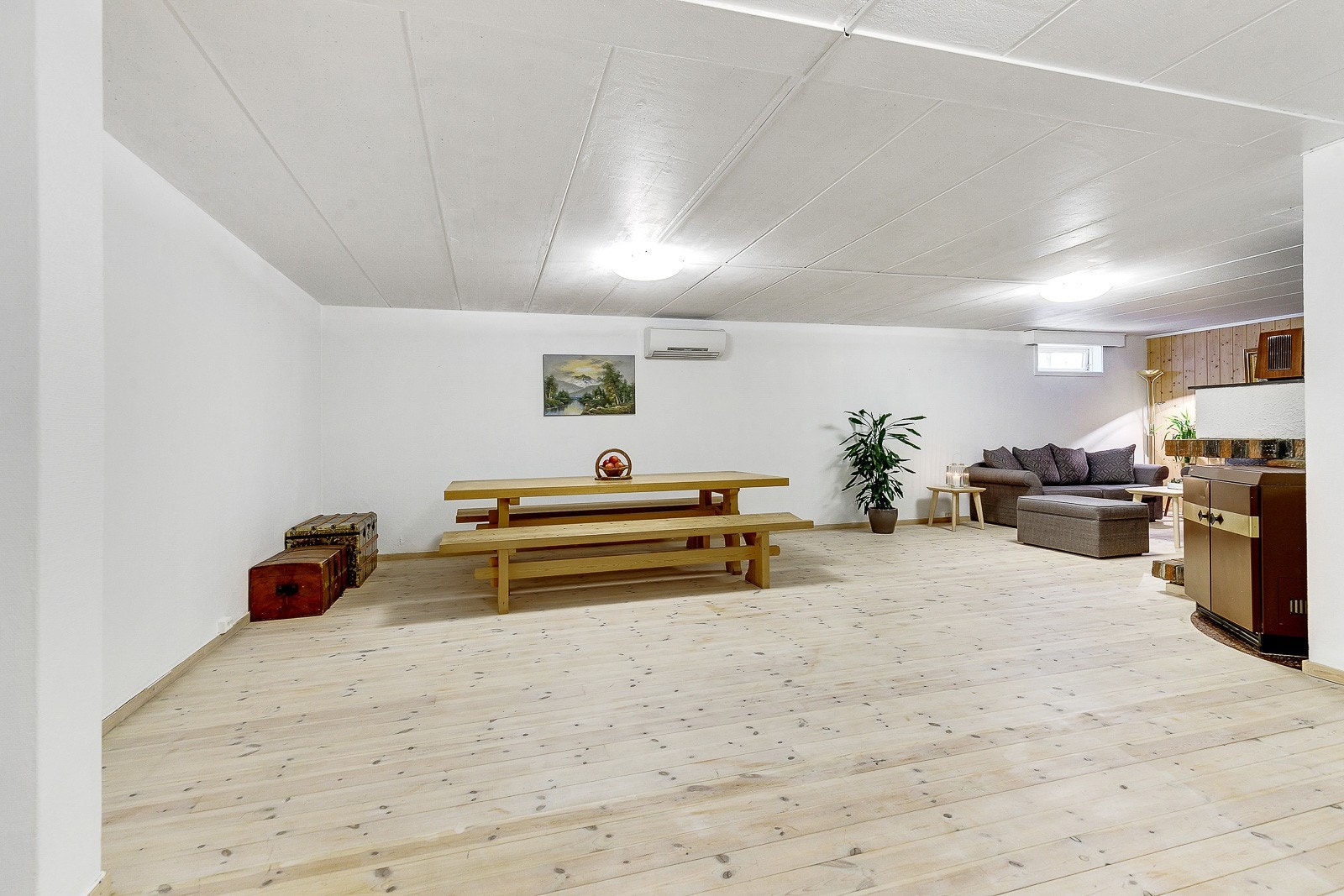 Kjellerstue med bord og krakker Galleribilde