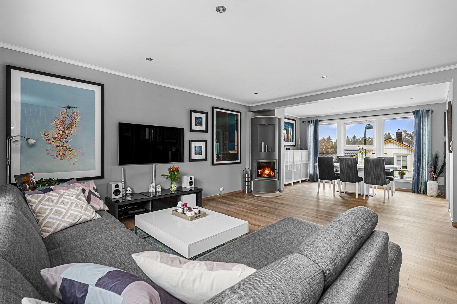 Stue er gjennomgående med gode lysforhold Galleribilde