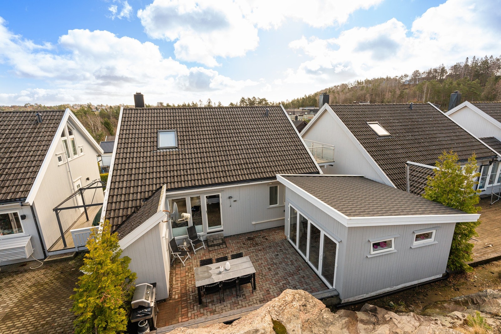 Uteplass på baksiden med hagestue og bod Galleribilde