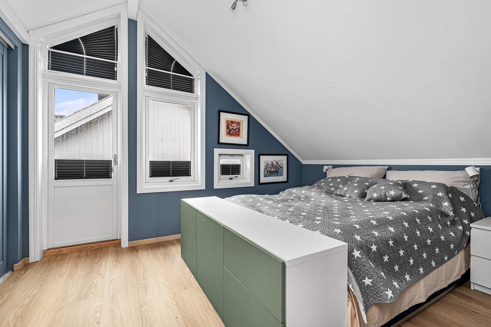 Hovedsoverom i loftsetasje, med garderobe og utgang til veranda Galleribilde