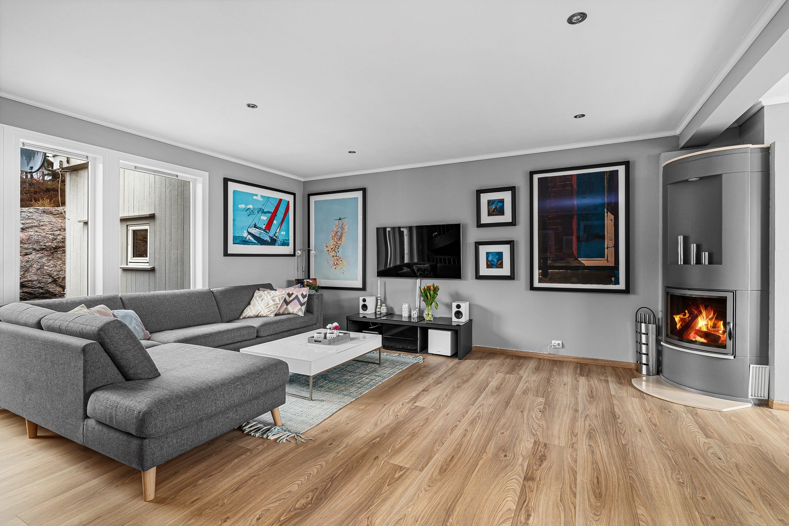 Det er vedovn i stue, og varmepumpe med to innedeler Galleribilde